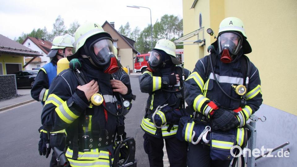 In wenigen Minuten wird das Haus von Atemschutzträgern unter die Lupe genommen. Bild: wro