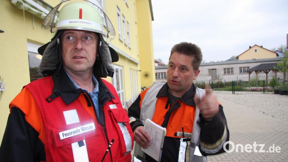 Die Großübung koordinieren Kommandant Thorsten Meiler und Kreisbrandinspektor Stefan Gleißner (beide aus Wiesau, von links). Bild: wro