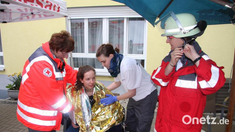 Die BRK-Helfer vor Ort kümmerten sich um die Verletzten. Bild: wro
