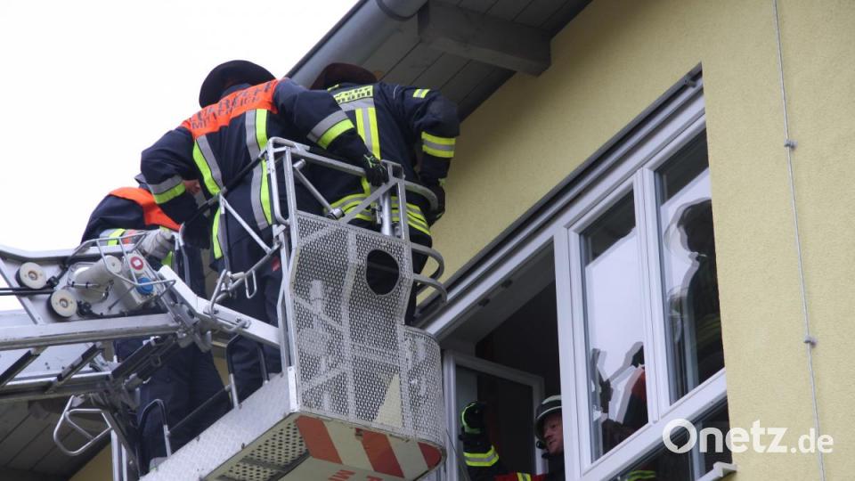 Die Drehleiter aus Mitterteich war bei der Übung eine große Unterstützung. Bild: wro