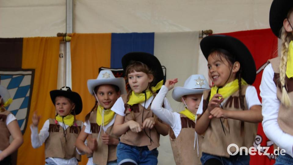 Zum Lied &quot;Komm hol das Lasso raus&quot; choreographierten sie ihren Tanz. Bild: lep