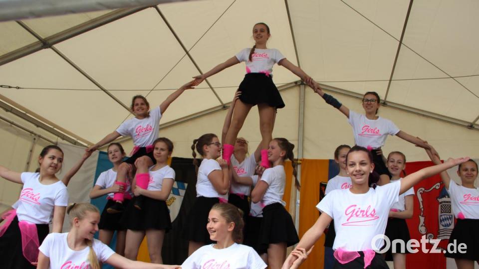 Anspruchsvoll, mit Spagat und rythmischen Tanzbewegungen stellten sich die &quot;Dancing Girls&quot; dem Publikum vor. Bild: lep