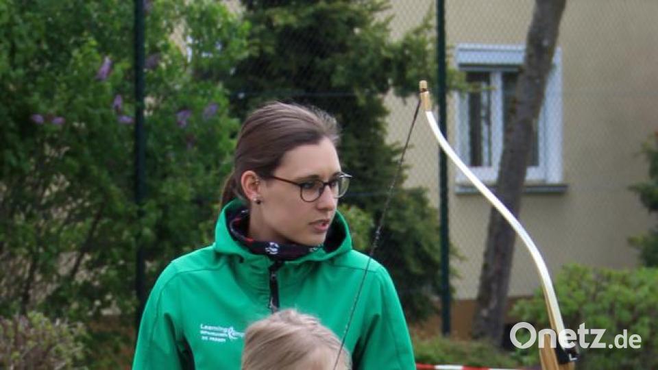 Diese junge Dame versuchte ihr Glück beim Bogenschießen. Learning Campus gab entsprechend Einweisung. Bild: lep