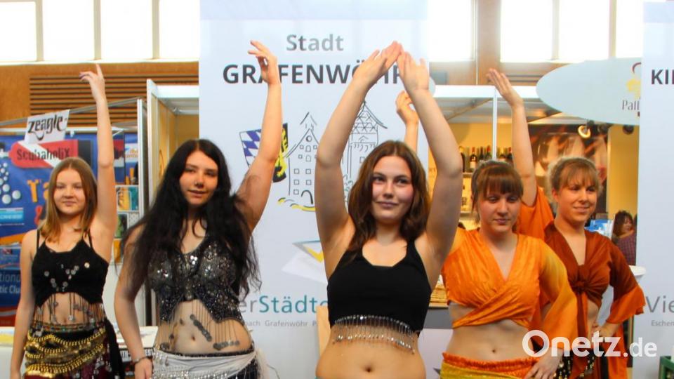 Ein Hauch von Orient war auf der PEGA zu spüren, als die Bauchtanzgruppen der VHS auftraten. Bild: lep