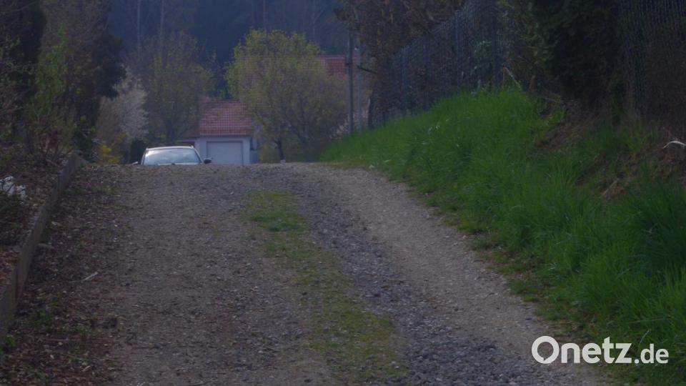 In Kempfenhof ist der Weg ausgewaschen. Verblieben ist ein Rest zu grober Schotter. Bild: ADFC