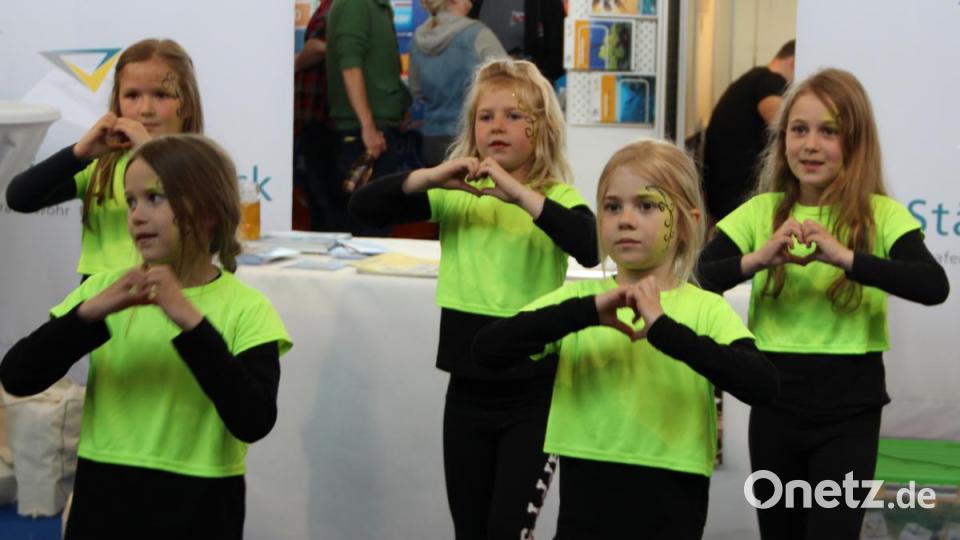 Die &quot;Freaky Dancers&quot; zeigen am Ende ihres Tanzes ein Herz. Bild: lep