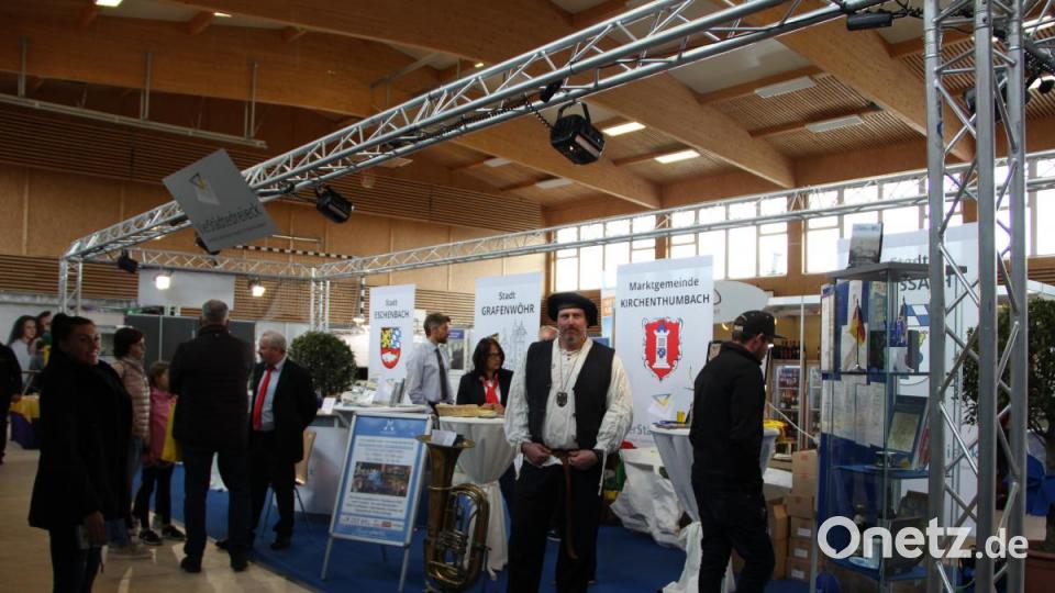 Am Stand des VierStädtedreiecks und des Stadtverbandes Pressath war immer etwas los. Bild: lep
