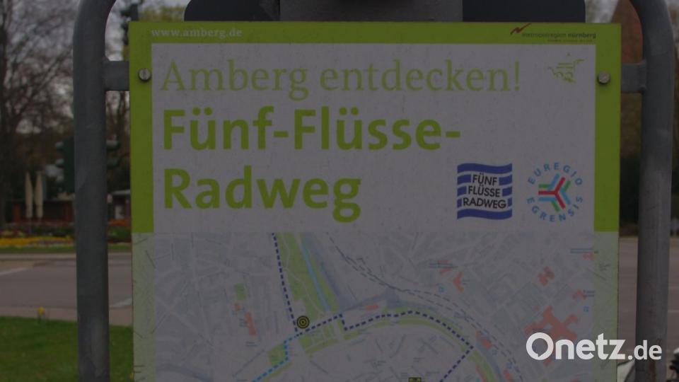 In Amberg an der Kreuzung Sulzbacher Straße/Pfalzgrafen-/Kaiser-Wilhelm-Ring ist die Hinweistafel zum Fünf-Flüsse-Radweg irreführend, wie der ADFC meint - denn sie ist nach Norden ausgerichtet. Die Weiterfahrt verläuft hier aber nach Süden. &quot;Bei den Navigationssystemen wird immer nach oben geführt&quot;, sagt Franz Gerl. Und die Richtungen nach Sulzbach beziehungsweise nach Regensburg sind auf der Tafel nicht angegeben. Bild: ADFC