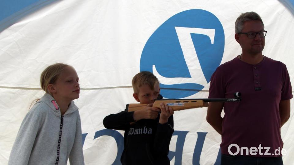 Im Biathlon.Simulator konnte jeder sein Talent versuchen. Bild: lep