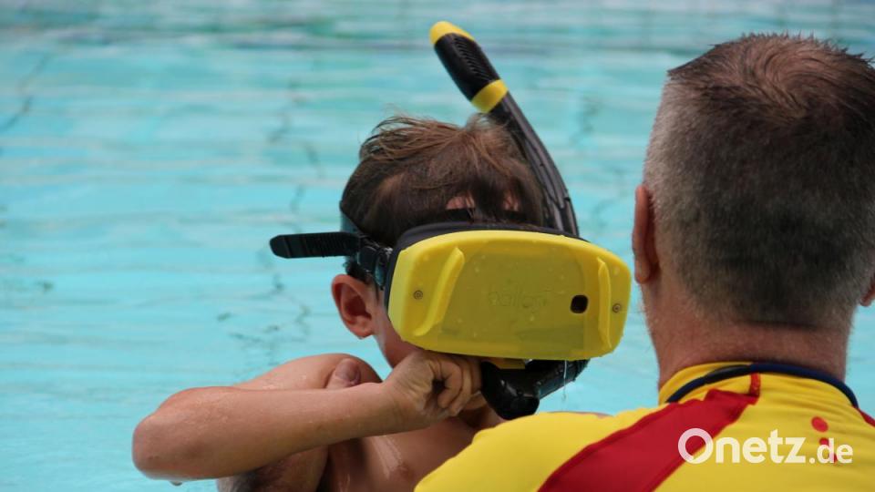 Eintauchen in eine digitale Welt: Im Kurfürstenbad durften die Besucher am Samstag das Schnorcheln mit VR-Brillen ausprobieren. Michael (6) ist starklar. Bild: upl
