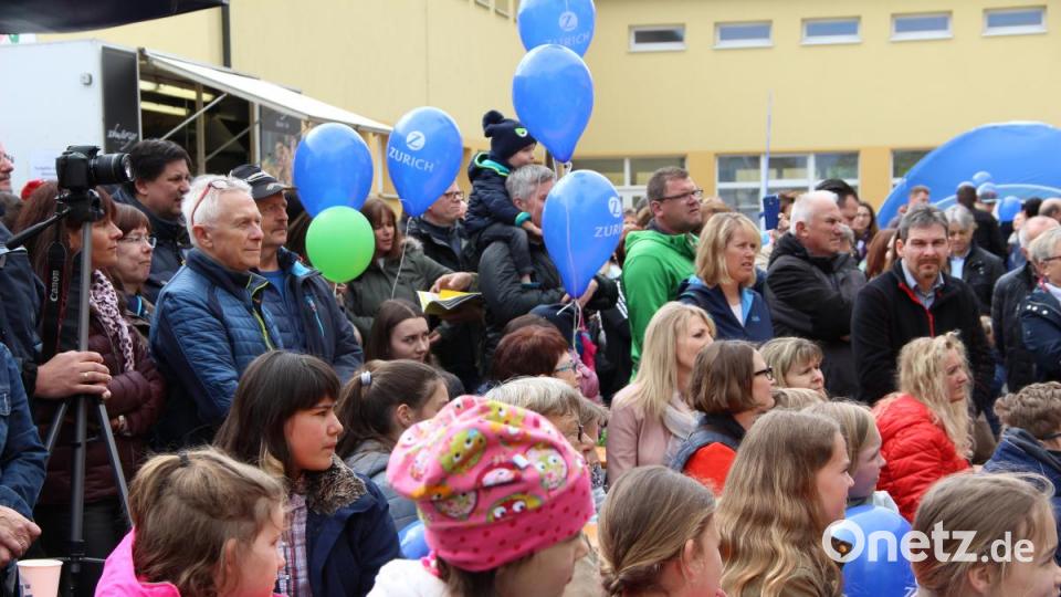 Am Sonntag strömten viele Besucher auf die PEGA. Vor der Eventbühne, wo das Rahmenprogramm statt fand, liesen sich die Besucher nieder. Bild: lep