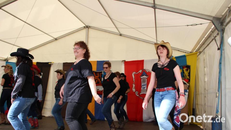 Über eine Stunde tanzen die &quot;Flying Boots&quot; aus Eschenbach und zeigten die Freude am Tanzen und an der Country Musik. Bild: lep