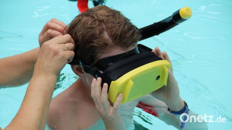 Eintauchen in eine digitale Welt: Im Kurfürstenbad durften die Besucher am Samstag das Schnorcheln mit VR-Brillen ausprobieren. Bild: upl