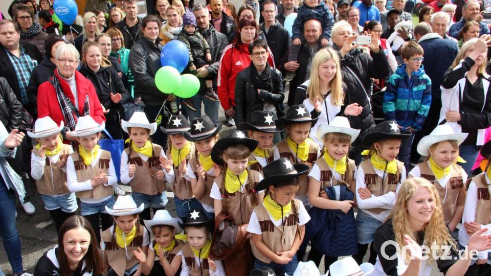 Die &quot;Little Dancers&quot; feuern ihre größeren Tänzerinnen an. Bild: lep