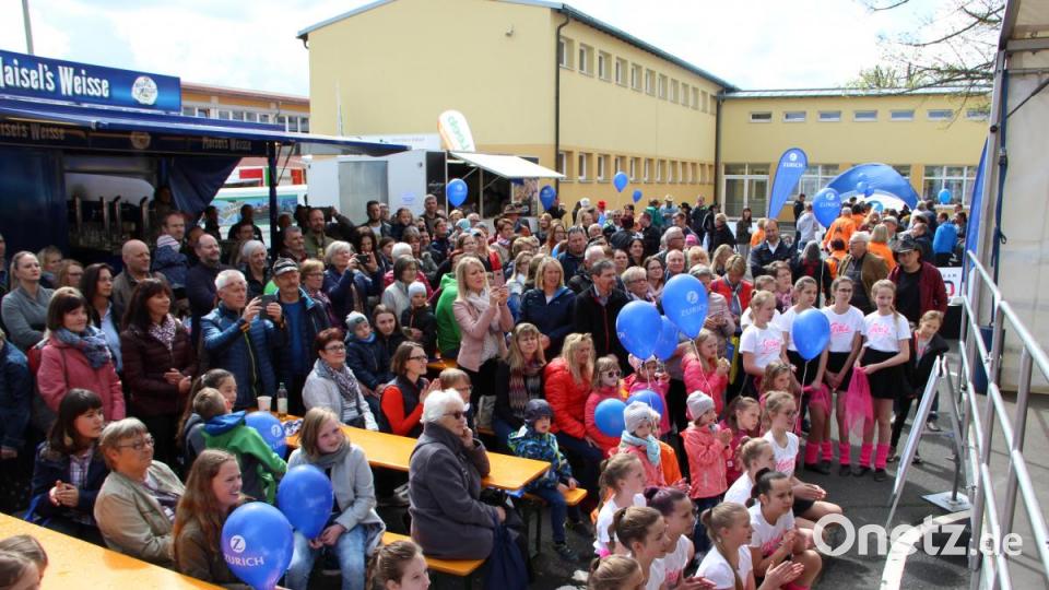 Der Platz um die Eventbühne war am Sonntag gut gefüllt. Bild: lep