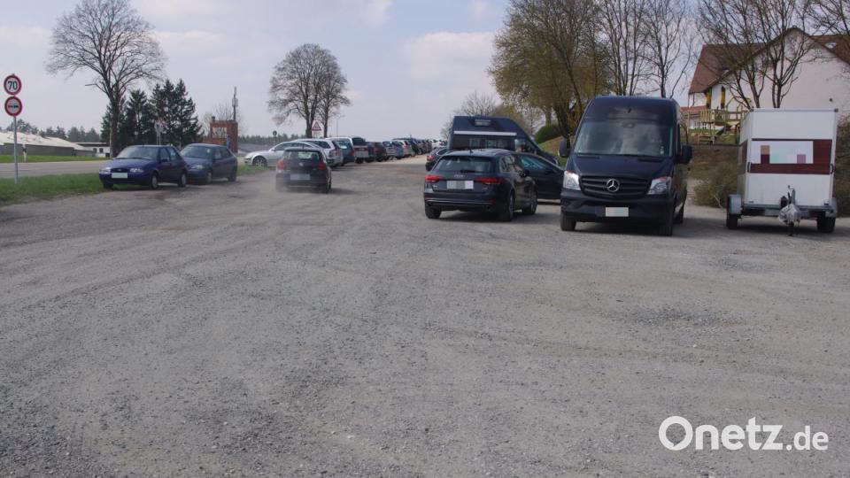 In Kauerhof am Parkplatz beim Wirtshaus, führt der Weg über Schlaglöcher. Und parkende Autos behindern die Radler. Bild: ADFC