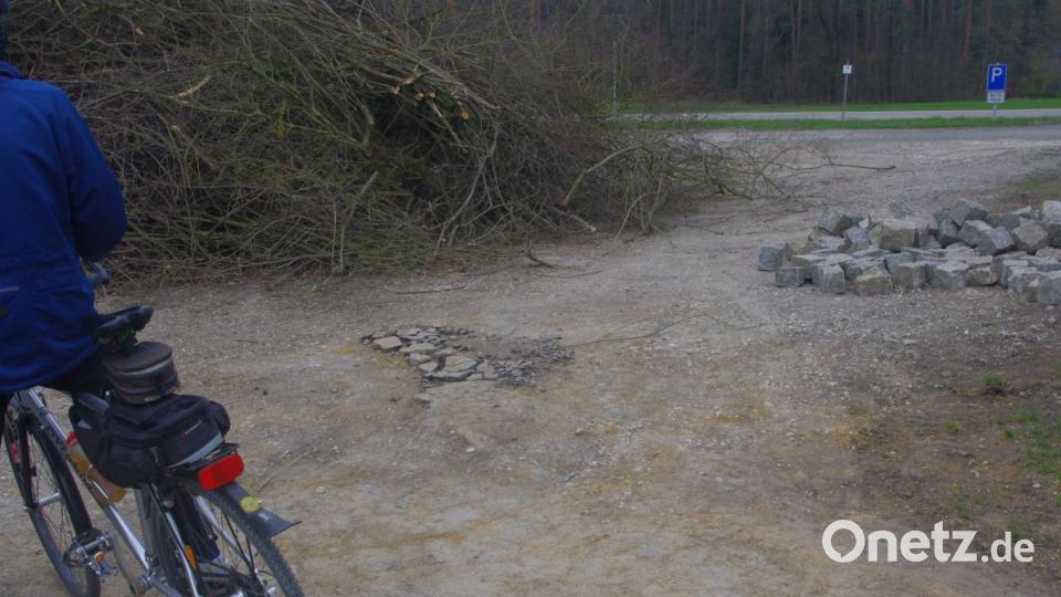 In Kauerhof passiert der Radler Teerreste und Pflastersteine. &quot;Das könnte man doch wegräumen&quot;, meint Franz Gerl. Bild: ADFC