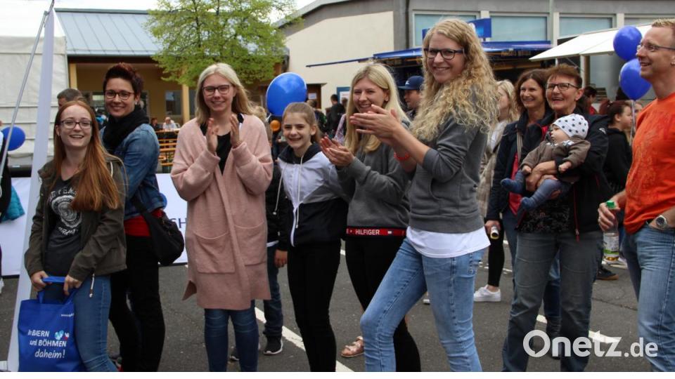 Die Mädchen spornten ihre Freundin am &quot;Spendenfahrrad&quot; an, auf den letzten 10 Sekunden alles für einen guten Zweck zu geben. Bild: lep