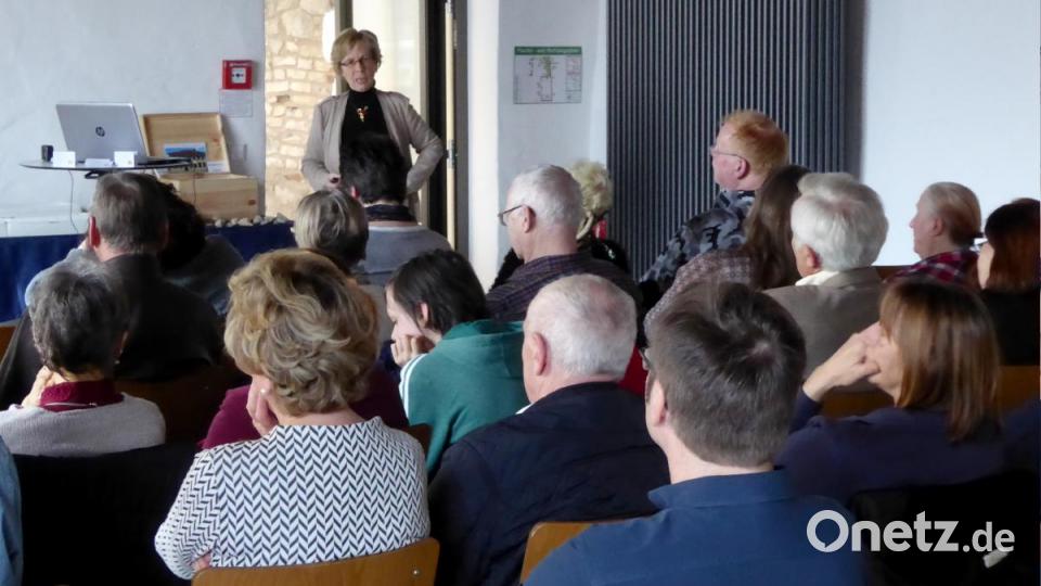 Ute-Heide Kleppik referiert über Heilsteine. Bild: fsb