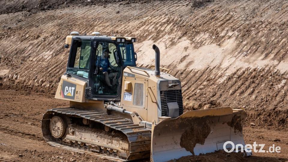 GPS-gesteuerte Baumaschinen. Auf dem Dach der Raupe sind die weißen GPS-Module zu erkennen. Mit Hilfe der modernen Technik kennt der Fahrer das genaue Bodenniveau. Bild: pml