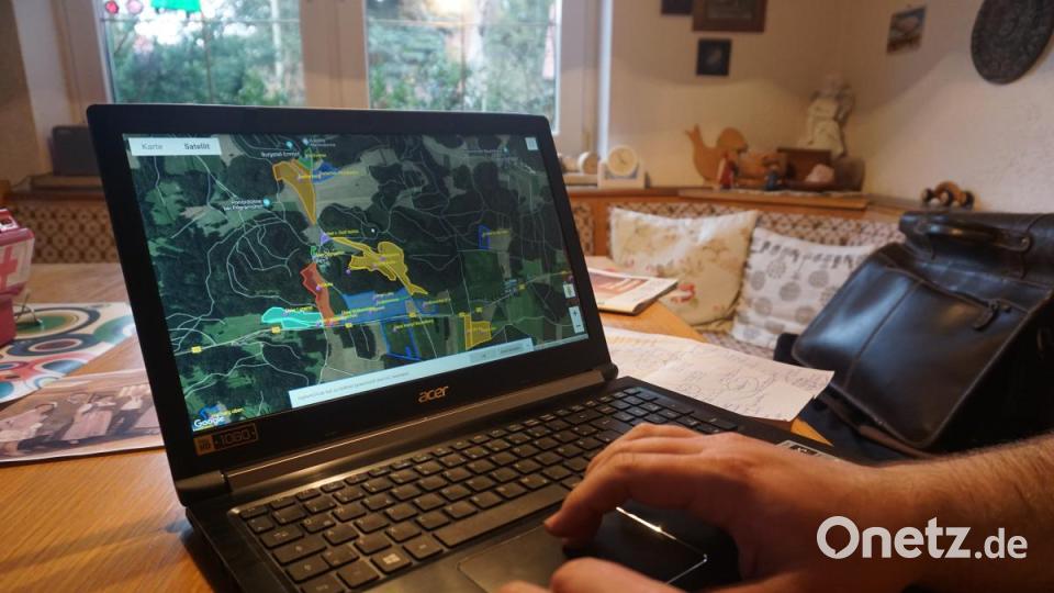 &quot;Der Laptop ist genauso wichtig wie der Spaten&quot;, sagt Rösel über die Arbeit eines Landwirts. Hier zeigt er seine Online-Ackerschlagdatei. Bild: jut