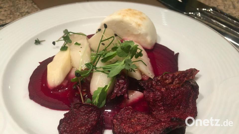 Gemüse trifft Gemüse: Rote-Beete-Carpaccio mit Spargelsalat und Ziegenkäse. Bild: san