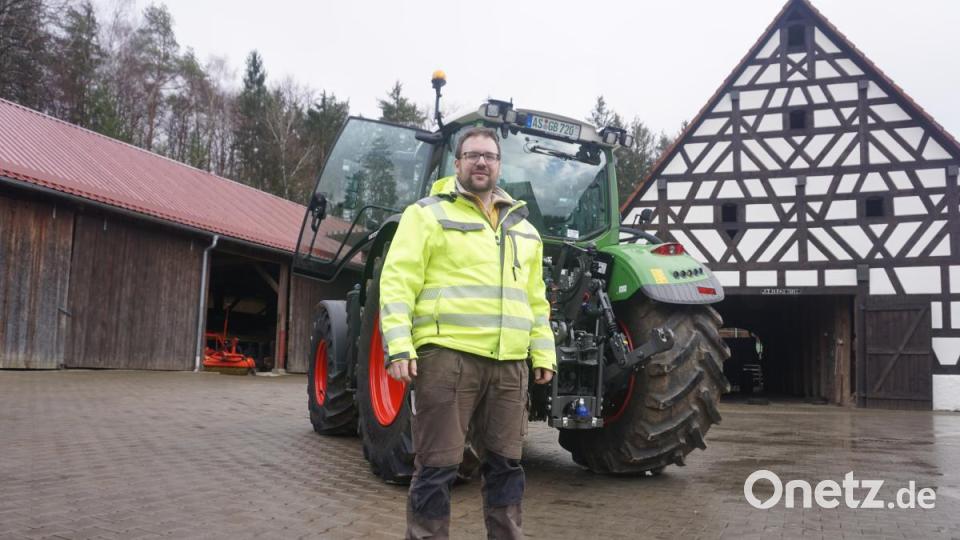 Landwirt und Agrar-Scout Leonard Rösel (29) im familiären Betrieb in Pilgramshof, Neukirchen bei Sulzbach-Rosenberg. Das Fachwerkgebäude rechts hinter ihm ist rund 300 Jahre alt. Bild: jut