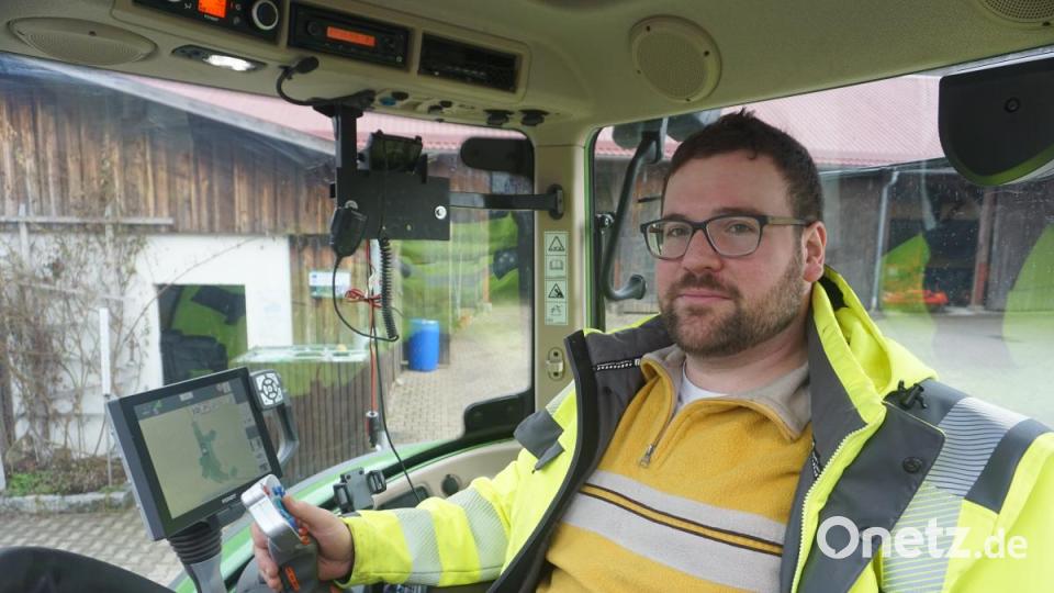Rösel im Cockpit seines Hightech-Schleppers, der dank digitaler Technik vorgegebene Routen auf zwei Zentimeter genau abfahren kann. Bild: jut