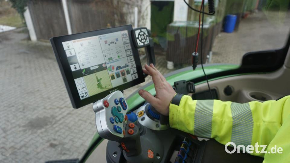 Rösel bedient den Touchscreen in seinem Fendt-Traktor. Bild: jut