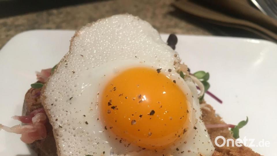 Ein veritabler Winzling, nämlich ein Wachtelei, krönt den Strammen Max vom Eichelschwein. Bild: san