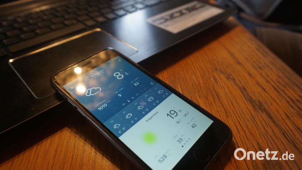 Ohne Smartphone geht bei modernen Bauern nichts. Ganz wichtig dabei: Wetter-Daten. Bild: jut