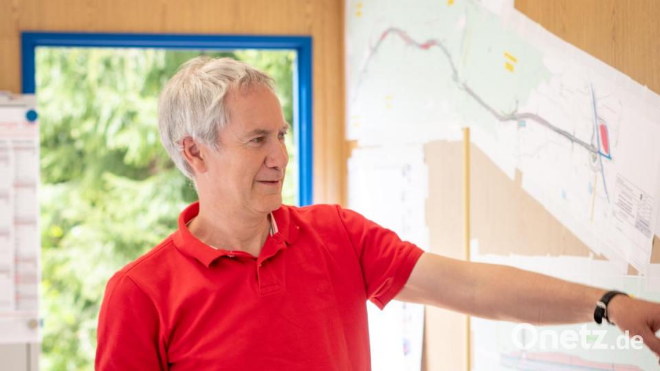 Gerhard Kederer vom Staatlichen Bauamt erklärt die Baumaßnahme anhand der Pläne im Baucontainer. Bild: pml