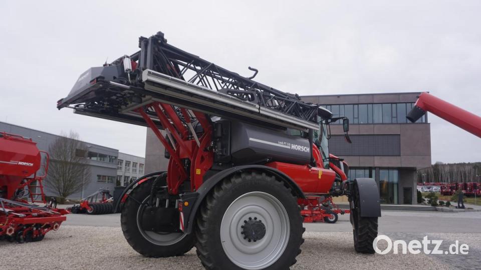 Vor der Horsch-Zentrale in Sitzenhof in Schwandorf stehen Maschinen des Unternehmens. Bild: jut