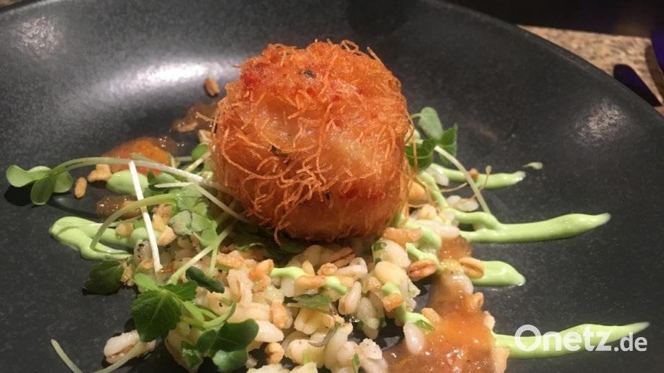 Garnele im Brick-Teig gebacken, auf Getreide und Blutorange. Bild: san