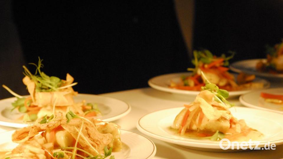 Vorspeisen-Parade: eingelegtes süßsaures Wallerfilet mit Wurzelgemüse. Bild: san