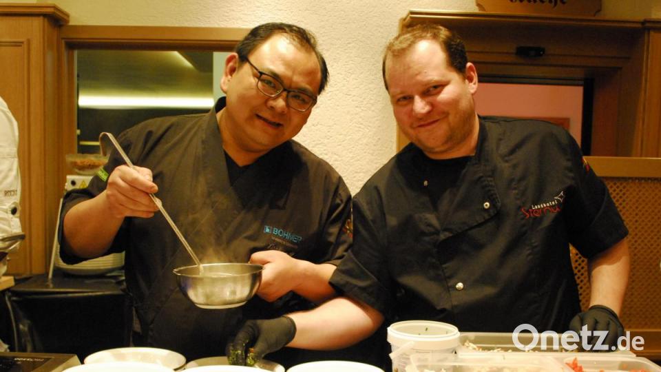 Es ist noch Suppe da: Xiao Wang (links), Sushi-Meister, hat als Vorspeise eine Tom-Kha-Gai-Suppe mit Shitake, Koriander und Zitronengras komponiert. Bild: san