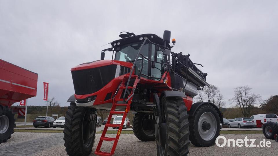 Vor der Horsch-Zentrale in Sitzenhof in Schwandorf stehen Maschinen des Unternehmens. Bild: jut