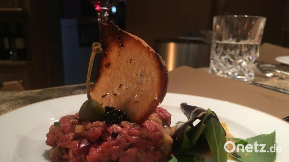 Tatar vom Weideochsen mit Kapern und Dinkelbrotchip. Bild: san