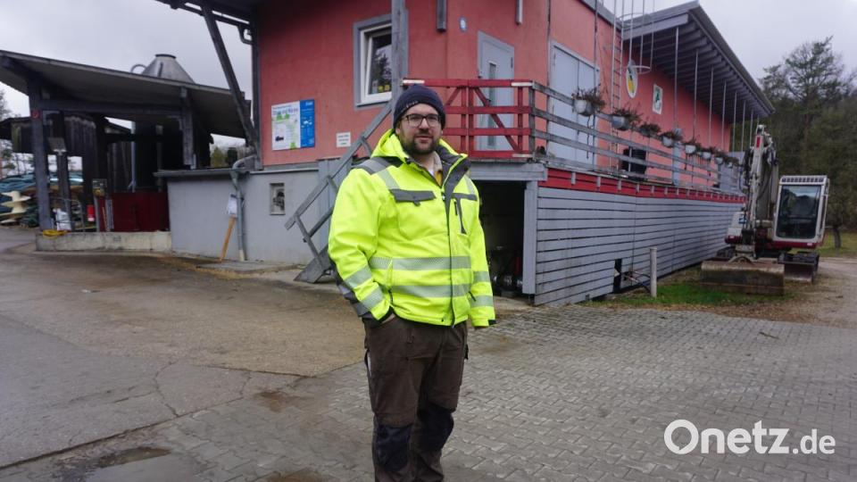 Rösel vor der Biosgasanlage des Familienbetriebs in Pilgramshof. Bild: jut