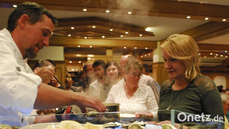 Gratiniert oder doch lieber ganz klassisch mit Zitrone: Bei Wolfgang Laschtowitz können die Gäste selbst entscheiden, wie sie ihre französischen Austern genießen möchten. Bild: san