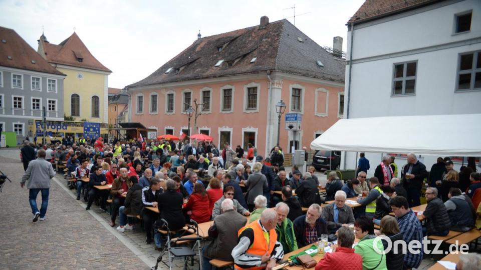 Gut besucht war die Maikundgebung am Schrannenplatz in Amberg. Bild: brü
