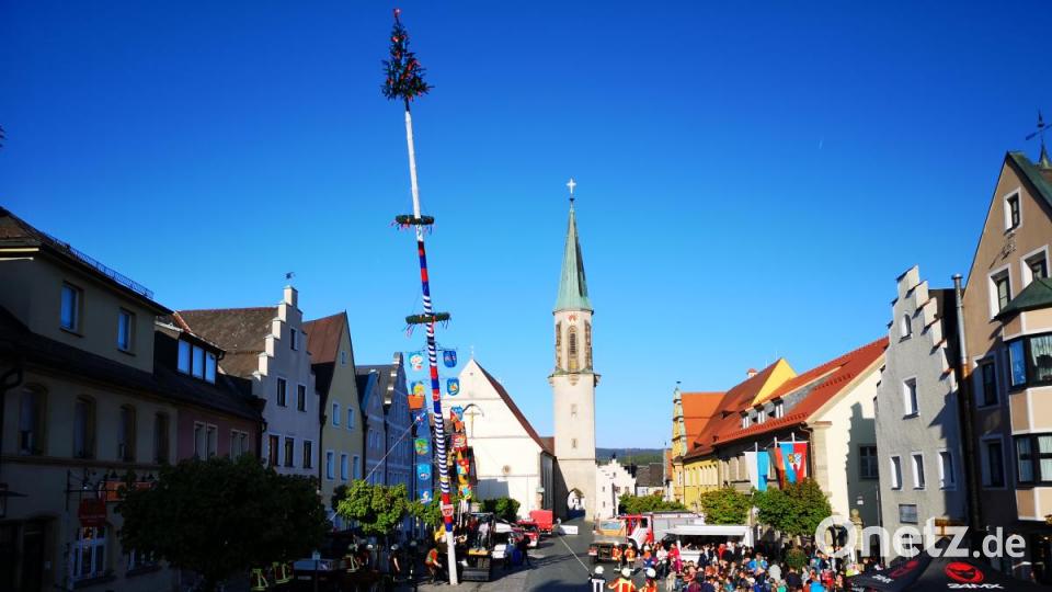 Viele Bürger verfolgten das Maibaumaufstellen in Kemnath. Bild: mde