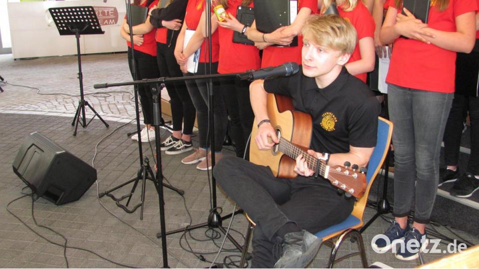Viel Beifall erhielt Tenor Maximilian Janner, der sich bei &quot;Perfect for you&quot; selbst mit Gitarre begleitete. Bild: sei