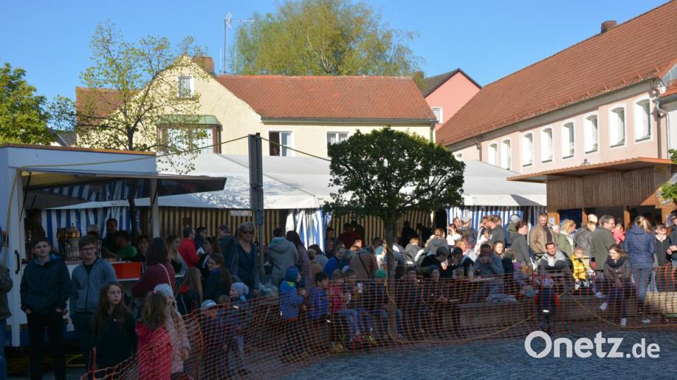 Der Therese-Neumann-Platz ist abgesperrt. Sogar ein eigenes Festzelt ist aufgebaut. Bild: jr