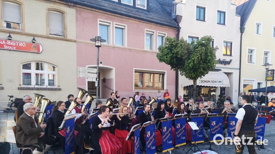 Beim Maibaumfest auf dem Kemnather Stadtplatz spielte auch die Stadtkapelle auf. Bild: mde