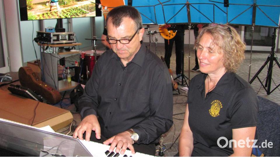 Wolfgang Ziegler begleitet das traditionelle Schlusslied &quot;Angels&quot; selbst auf dem Piano, beim Notenblättern unterstützt von Ehefrau Sieglinde. Bild: sei