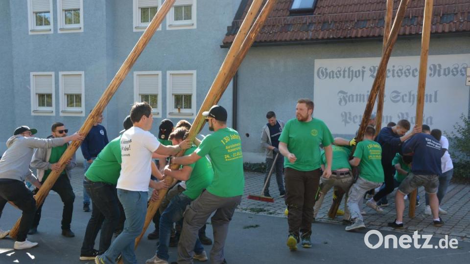 Über 30 junge Männer packen mit an. Bild: jr
