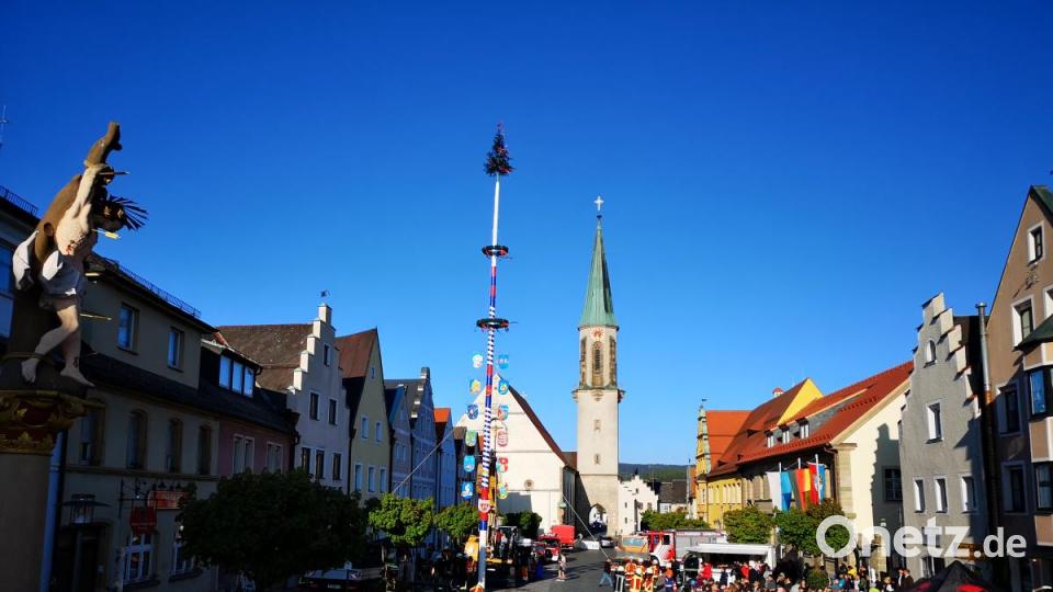 Viele Bürger verfolgten das Maibaumaufstellen in Kemnath. Bild: mde