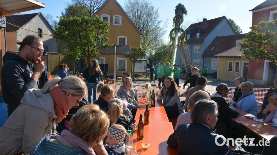 Die Besucher genießen die Frühjahrsonne und das Brauchtum. Bild: jr