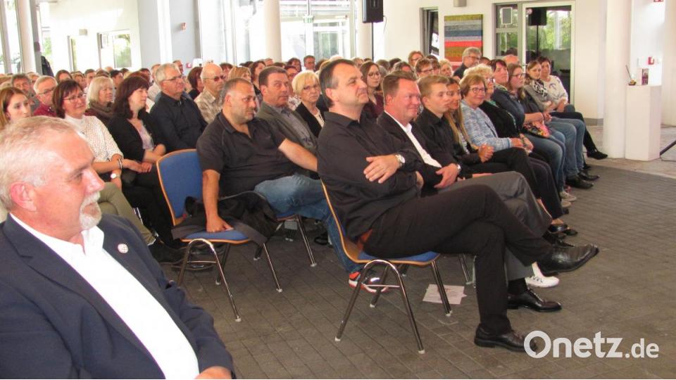Bei einigen Soli kann sich Chorleiter Wolfgang Ziegler (vorne, zweiter von links) entspannt zurücklehnen und den Gesang genießen. Bild: sei